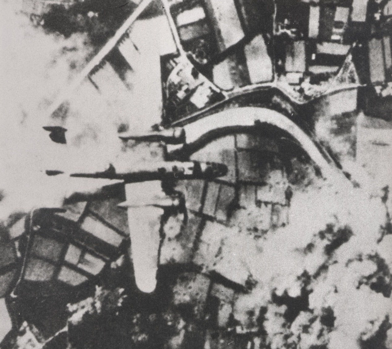 Aereo B25 Mitchell durante un'incursione aerea su Ponterosso
