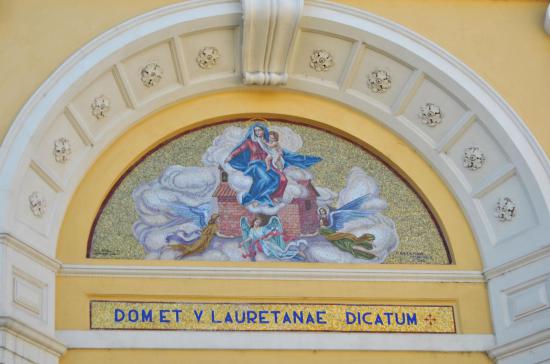 Chiesa di Querceta - Santa Maria Lauretana, particolare del mosaico sulla facciata