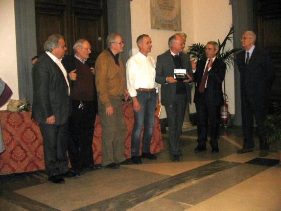 Ricevendo il premio dalla mani del Presidente UNPLI Dr. Claudio Nardocci, da sinistra: Gianluca Ceragioli,Mauro Giannarelli (Presidente UNPLI Toscana e Vice Presidente UNPLI Nazionale), Enrico Baldi, Luca Garfagnini, Franco Burroni e il Presidente Nardocci.