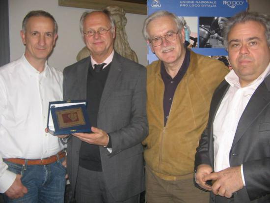 Foto ricordo con la targa premio: Garfagnini, Burroni, Baldi e Ceragioli.