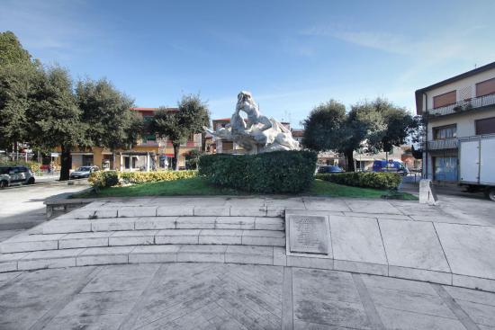 Monumento ai caduti in Piazza Giacomo Matteotti a Querceta