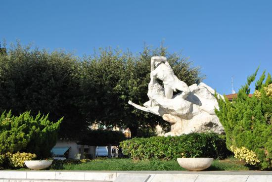 Monumento ai caduti in Piazza Giacomo Matteotti a Querceta