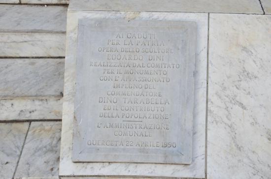 Targa del monumento ai caduti in Piazza Giacomo Matteotti a Querceta