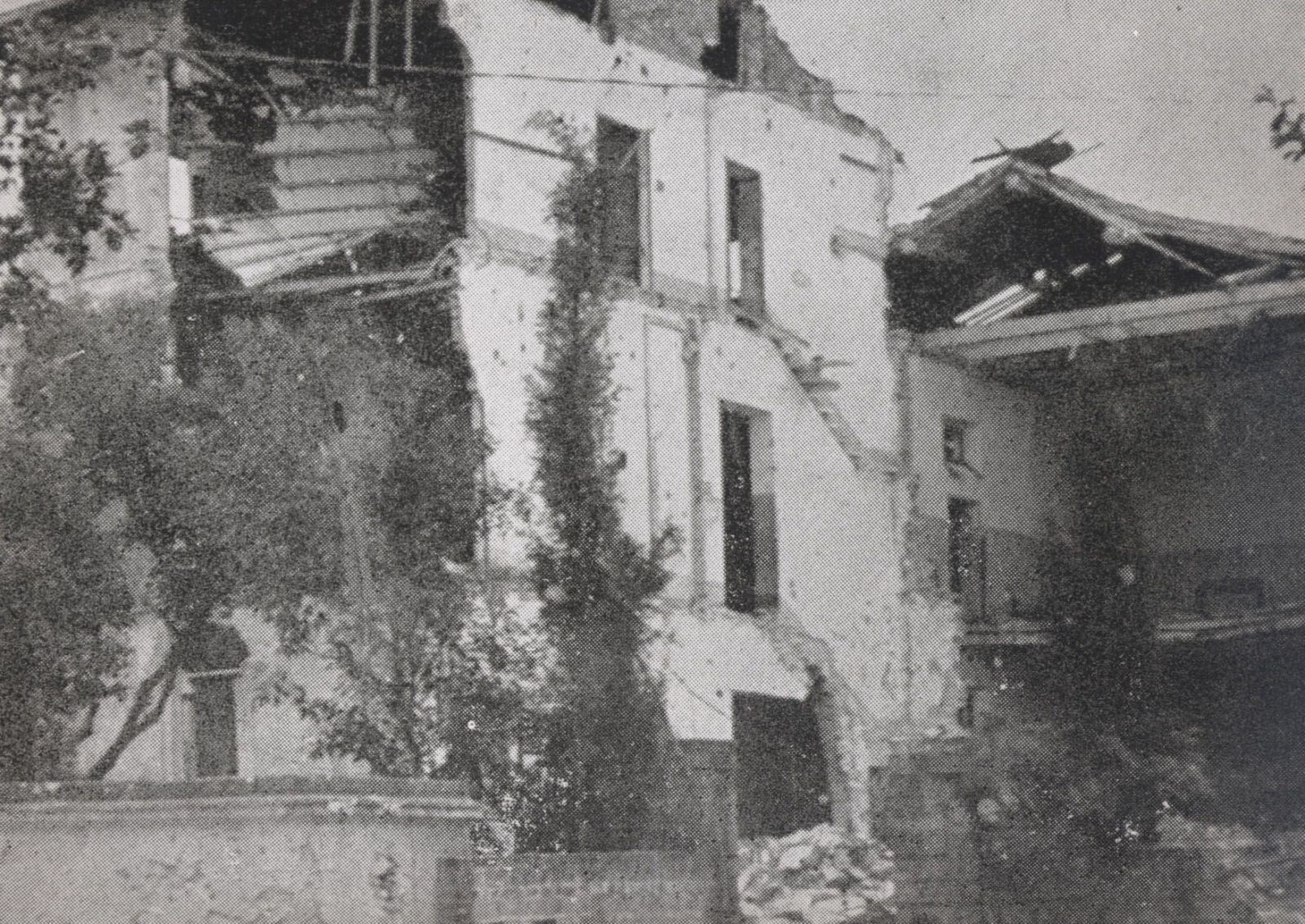Edificio scolastico sventrato dalle bombe