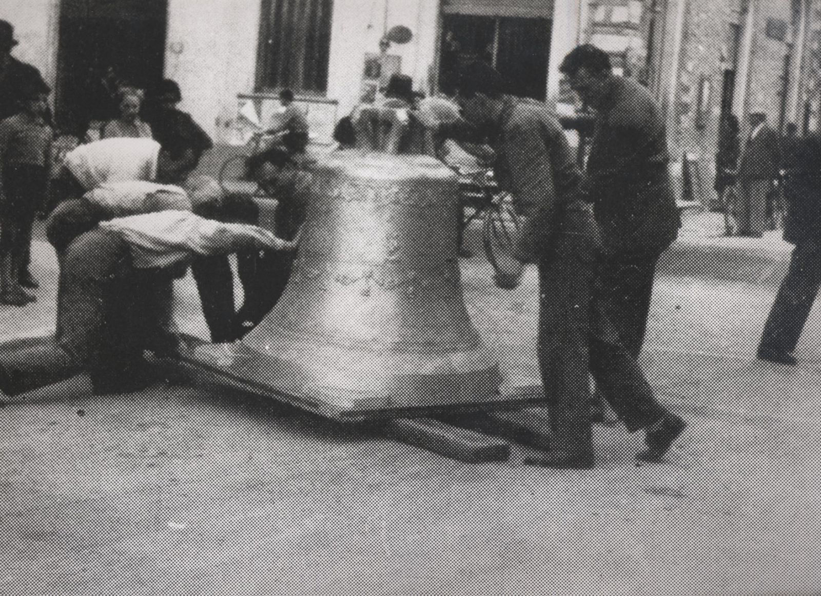 La nuova campana maggiore dopo la ricostruzone di Querceta
