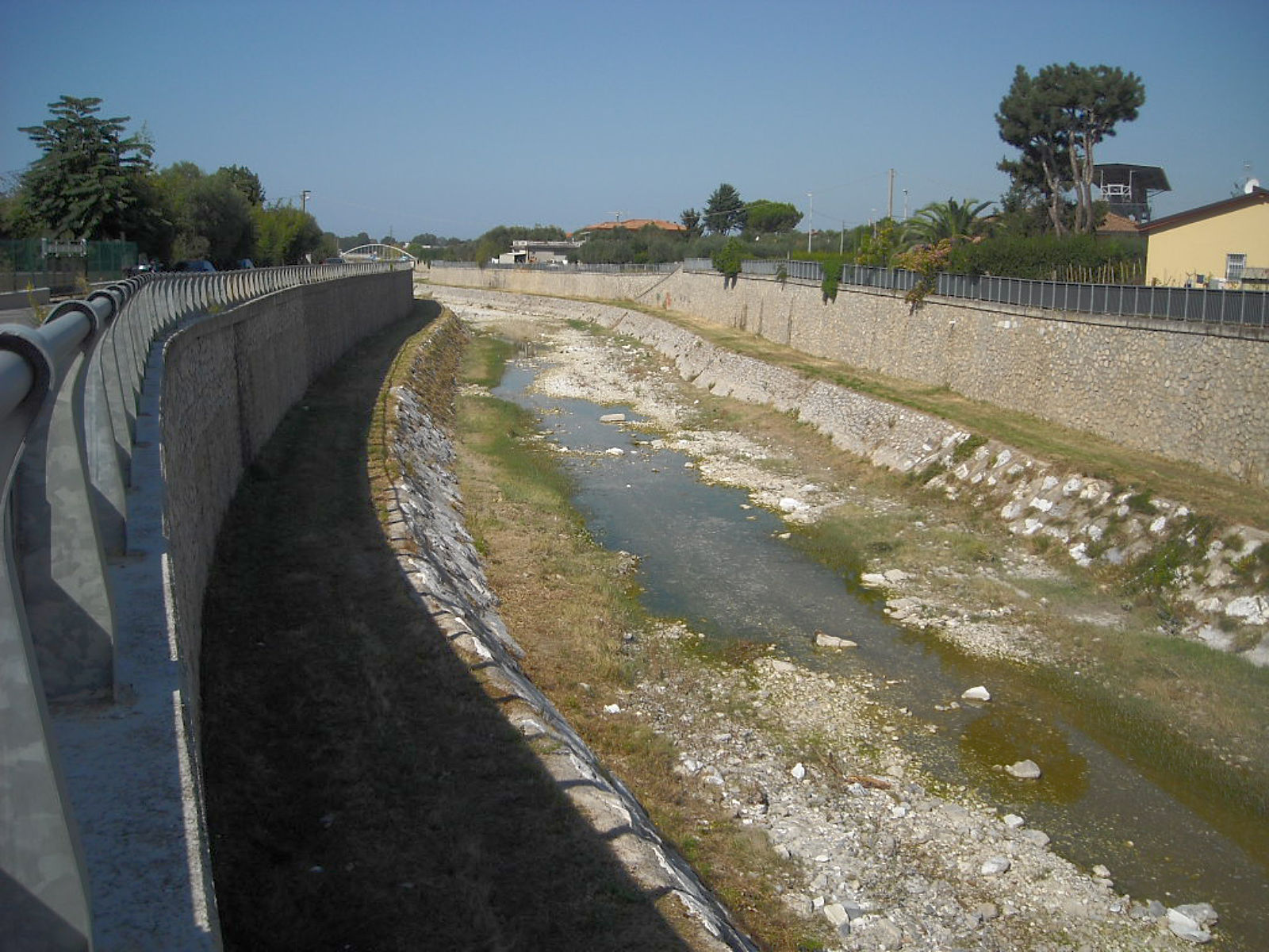 (il fiume, in estate, a sud di Querceta)