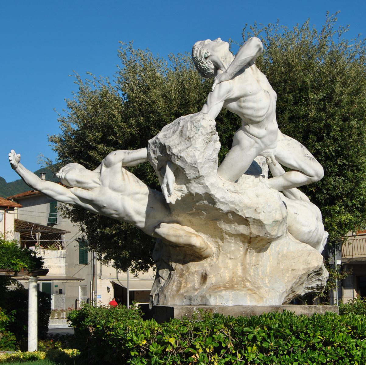 (monumento di Querceta dedicato alla memoria dei 