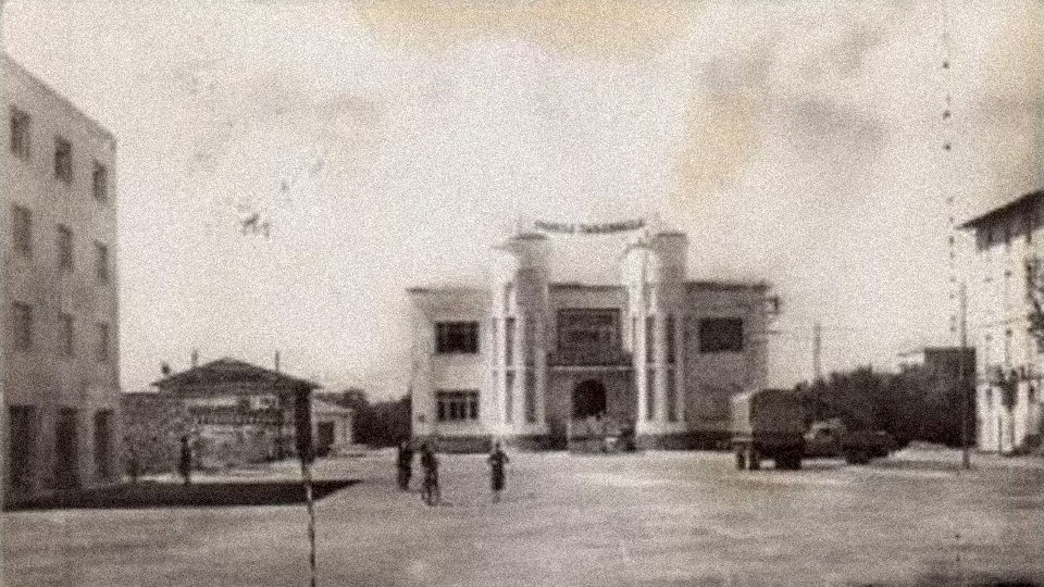 (la piazza negli anni '30 - in primo piano