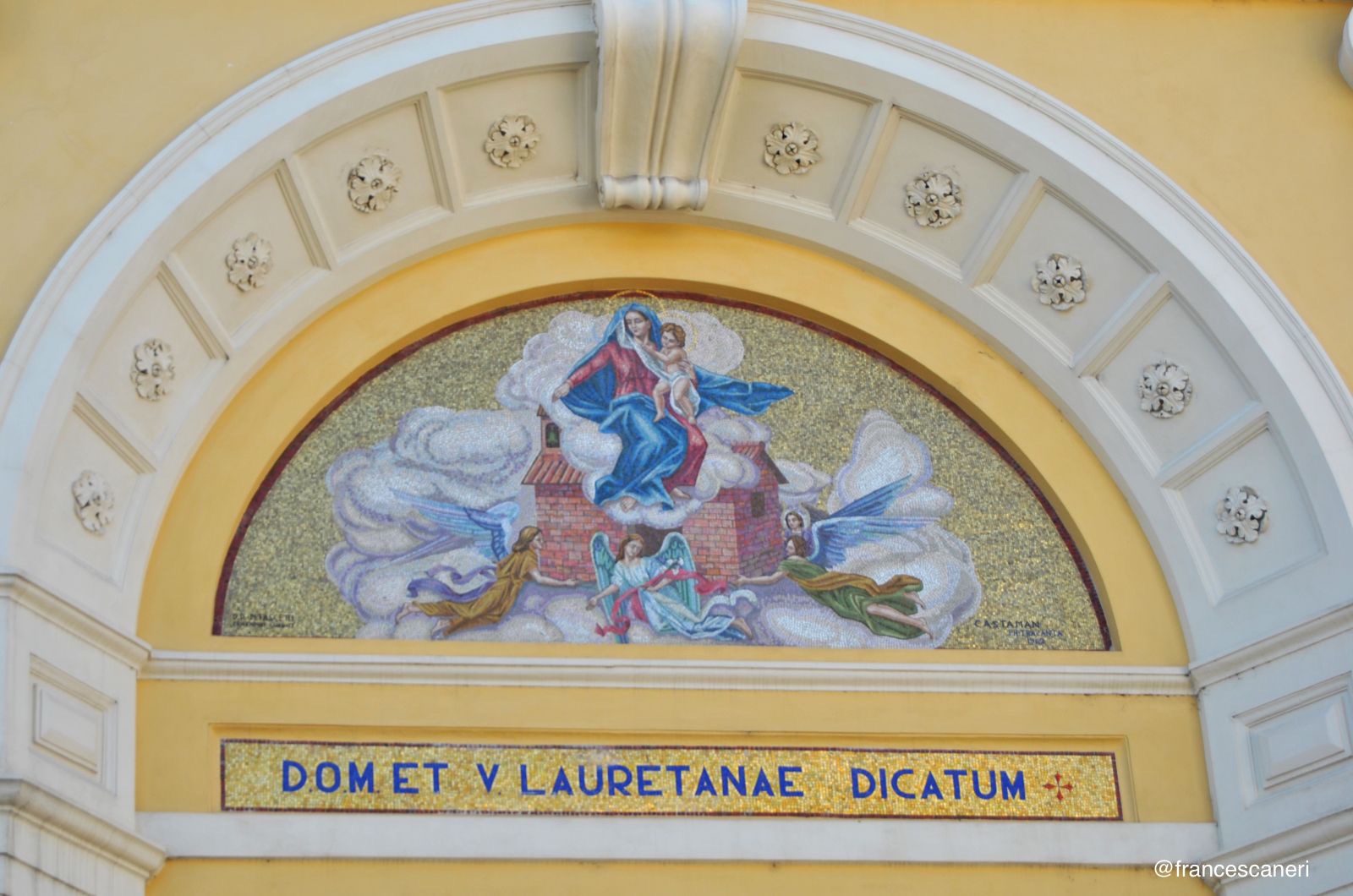 (il mosaico sulla facciata della chiesa)