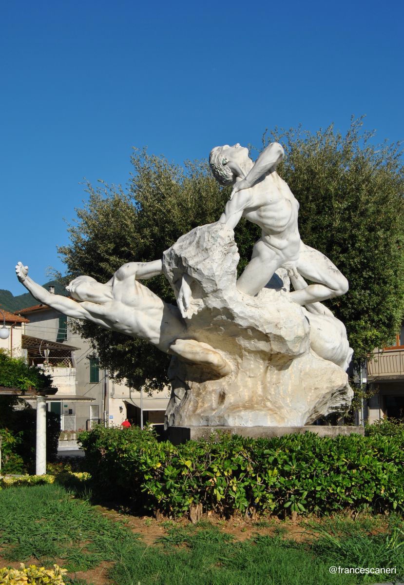 (primo piano del monumento ai Caduti)